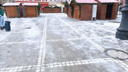 Piața Sfatului, patinoar în aer liber după ninsorile recente