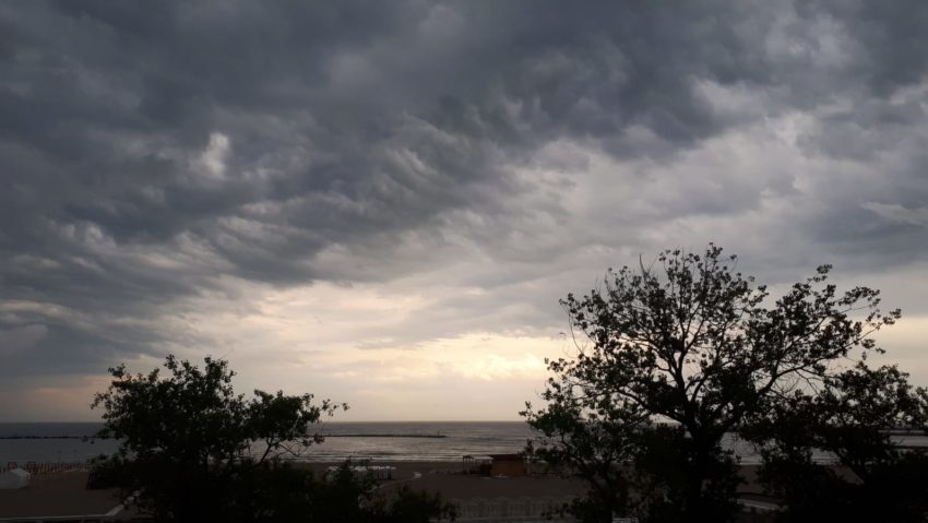 Avertizare meteo de ploi torențiale, până joi seara