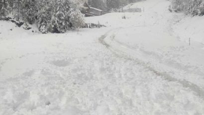 Turiști blocați pe drumurile înzăpezite din județul Mureș