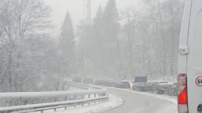 Poliţiştii rutieri sunt prezenţi în staţiunile montane pentru fluidizarea traficului