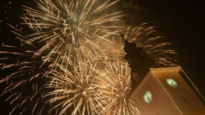 BRAȘOV: Foc de artificii spectaculos în Piața Sfatului, de Revelion