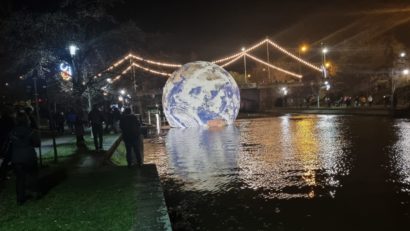 TIMIȘOARA: O uriașă sferă luminoasă care plutește pe Bega a devenit atracția turiștilor