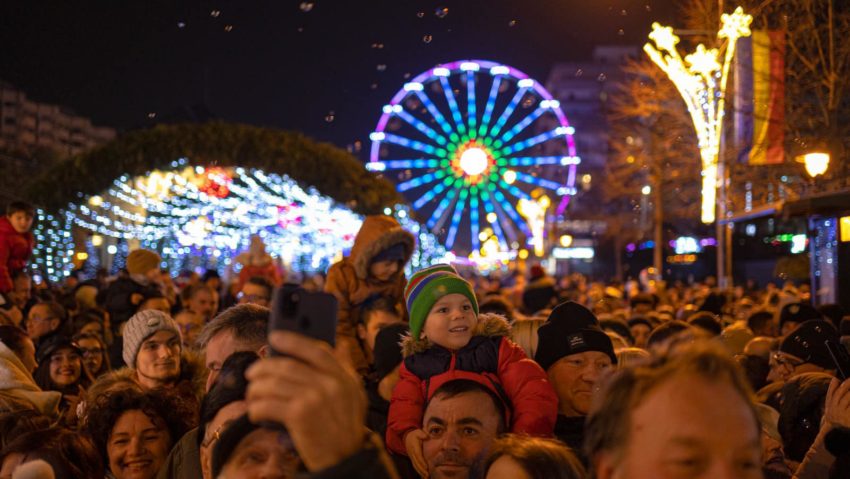 S-a aprins iluminatul festiv la Iași