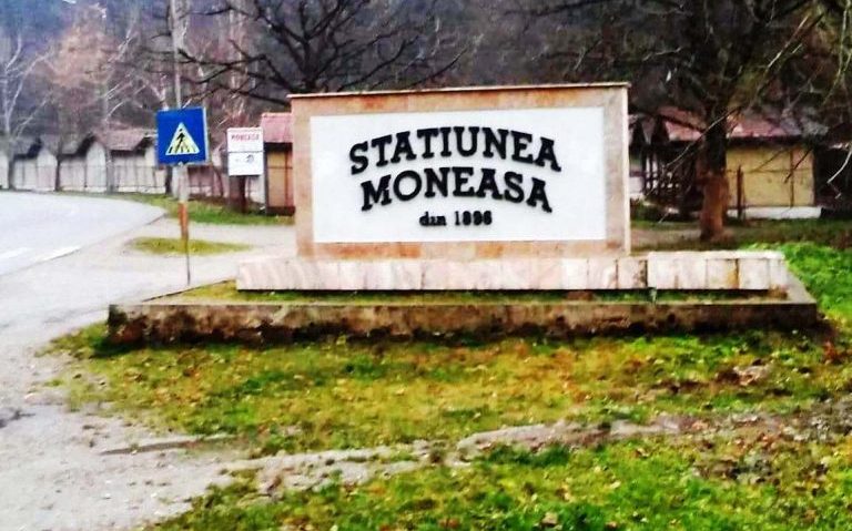Operatorii de turism renunță la sejururile de Revelion în stațiunea Moneasa