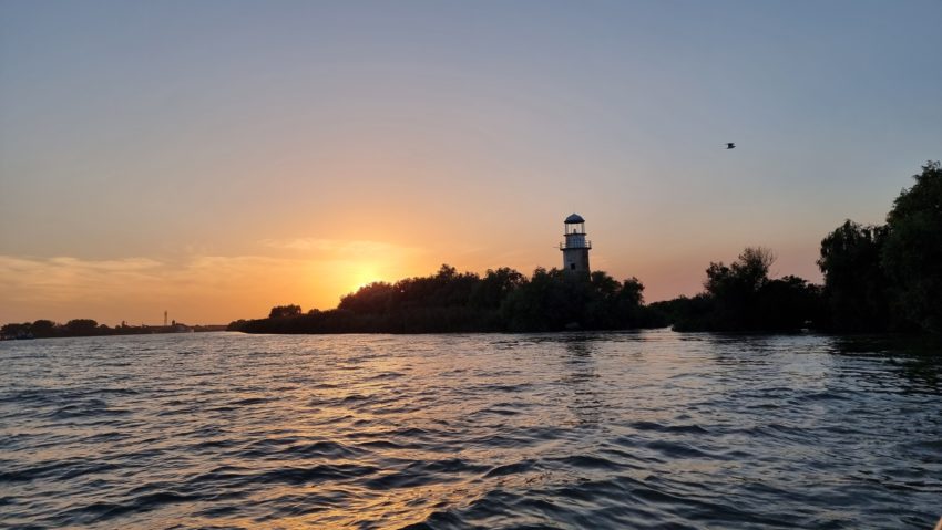 Cel mai vechi far de pe litoralul românesc se află la Tuzla. La Constanţa este cel mai înalt, de 87 de metri faţă de nivelul mării