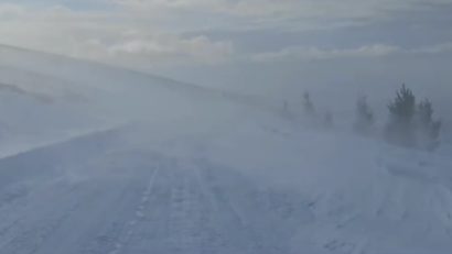 Circulaţia rutieră, închisă pe Transalpina din cauza viscolului