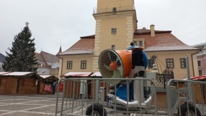 Tun de zăpadă în Piața Sfatului din Brașov