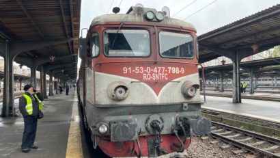 Pasagerii care deschid ușa trenului în timpul mersului riscă amenzi