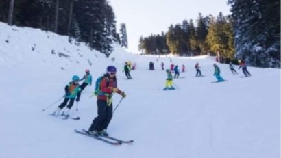 Ce reguli trebuie să respectăm pe pârtie atunci când avem, la schi, grupuri de copii