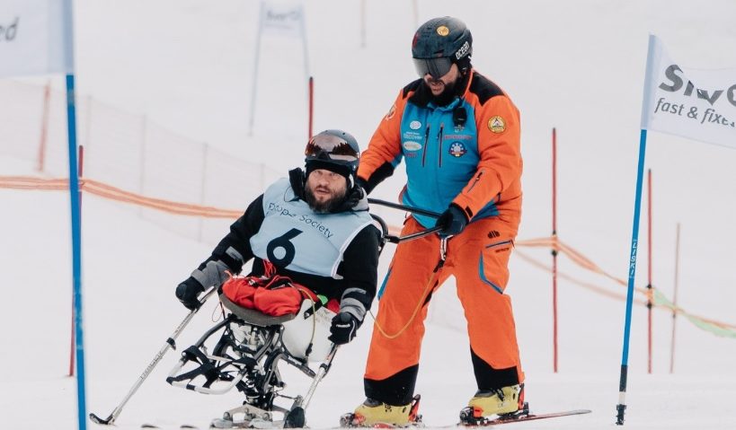 Încep taberele de schi adaptat persoanelor cu dizabilităţi