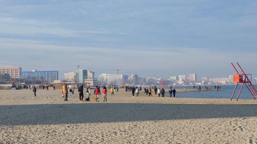 În prima zi a noului an, mii de oameni au ieșit la plimbare pe plajele de la Marea Neagră