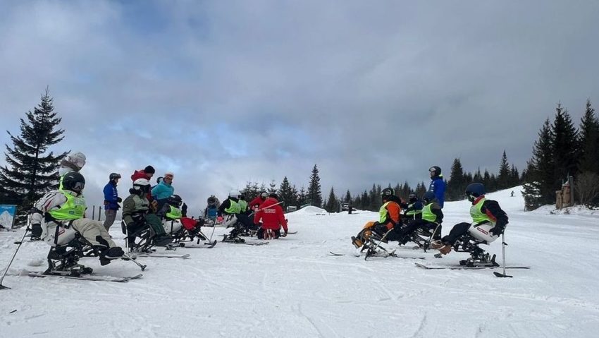 Tabără de schi pentru persoanele cu dizabilități, la Cheile Grădiștei