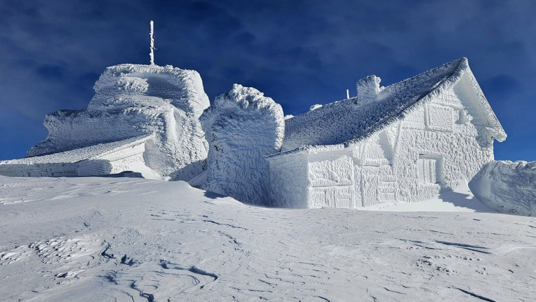 Imagini de poveste surprinse în Munţii Bucegi. Stația meteo de la Vârful Omu, complet înghețată