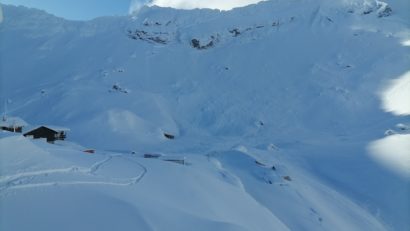 Avalanșă de mari de dimensiuni, la Bâlea Lac. Zăpada a îngropat corturile unor turiști