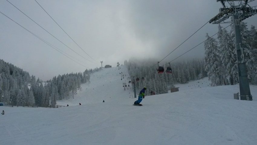 Ninge în Poiana Brașov. Condiții foarte bune pentru schiori