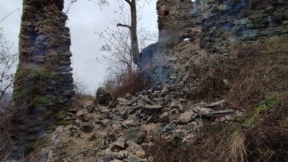 Un zid al Cetății Șoimoș s-a prăbușit