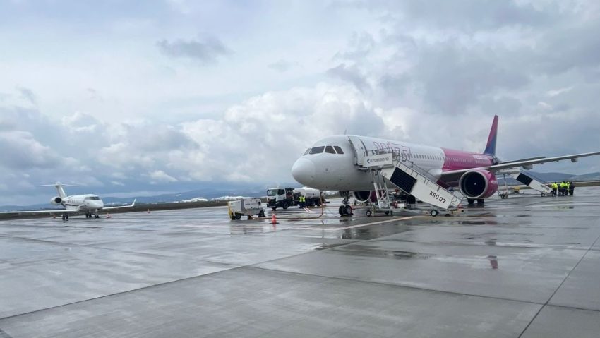 Aproape 600 de pasageri au tranzitat Aeroportul Brașov într-o singură zi