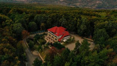 Patru cazări în mijlocul naturii, pentru relaxarea de weekend