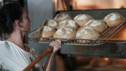 Documentarul „Pâinea noastră cea de toate zilele”, în cinematografe din 15 martie