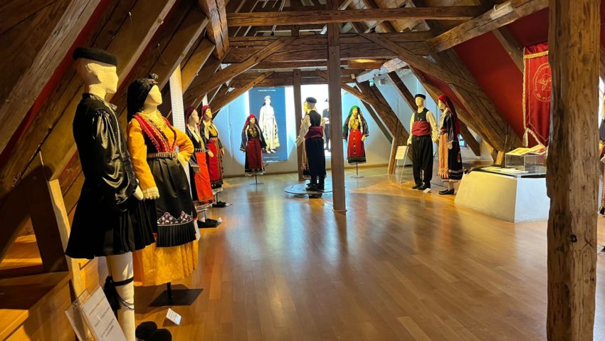 Mai mulți turiști la terase decât în muzee Mai mulți turiști la terase decât în muzee