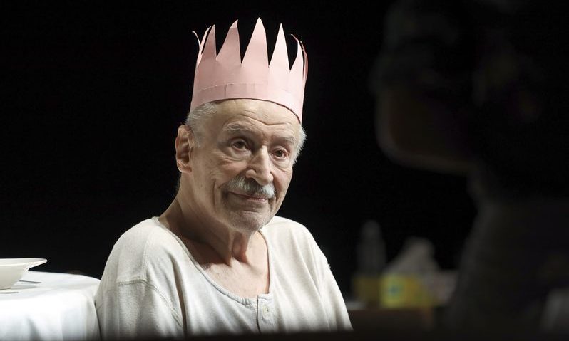 „Regele nu moare”, lansare de album foto la TNB