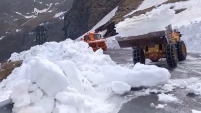 Drumarii continuă deszăpezirea pe Transfăgărăşan | VIDEO