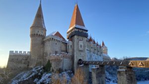Lucrările de restaurare au fost reluate la Castelul Corvinilor