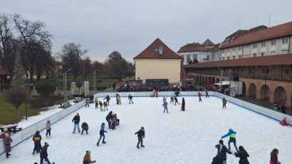 Patinoarul din Cetatea Târgu Mureș rămâne deschis