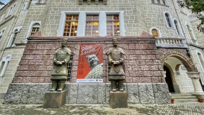 “Soldații de teracotă” de la Complexul Muzeal Arad pot fi văzuți până pe 5 aprilie