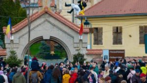 Junii braşoveni vă invită la „Aruncatul în ţol”, o tradiţie unică în Europa