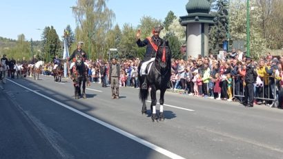 Aproximativ 200 de juni călare, duminică, pe străzile centrului istoric al Brașovului