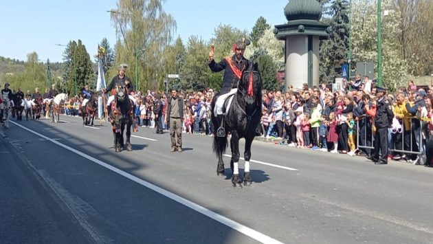 Aproximativ 200 de juni călare, duminică, pe străzile centrului istoric al Brașovului