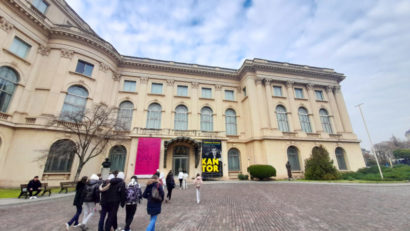 Acces la toate cele cinci galerii permanente şi la spaţiile istorice ale Muzeul Naţional de Artă