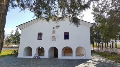 La pas, prin Dobogrea: Biserica îngropată de la Istria