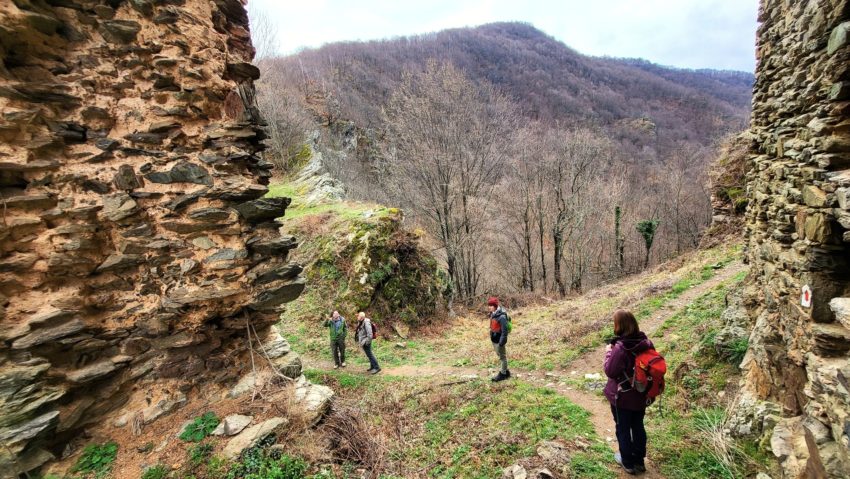 Poteca de poveste de la Cetatea Colț prinde contur în Geoparcul Ţara Haţegului Poteca de poveste de la Cetatea Colț prinde contur în Geoparcul Ţara Haţegului