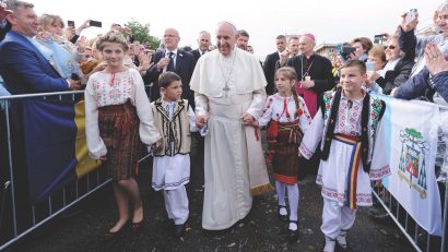 IAȘI: Expoziţie de fotografii dedicată vizitei Papei Francisc