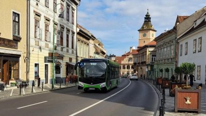 Tarife majorate pentru turiștii care vor să-și parcheze mașinile în centrul Brașovului