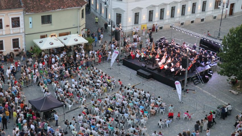 BRAȘOV: Muzica tinerilor răsună la Sala Patria și Piața Sf. Ioan BRAȘOV: Muzica tinerilor răsună la Sala Patria și Piața Sf. Ioan
