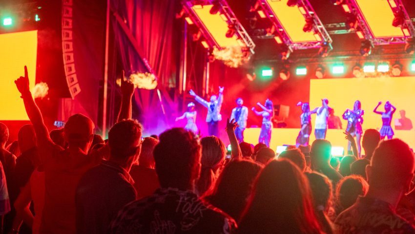 FOREVERSEA FESTIVAL a adus nostalgia anilor ’80, ’90 și 2000 pe litoral