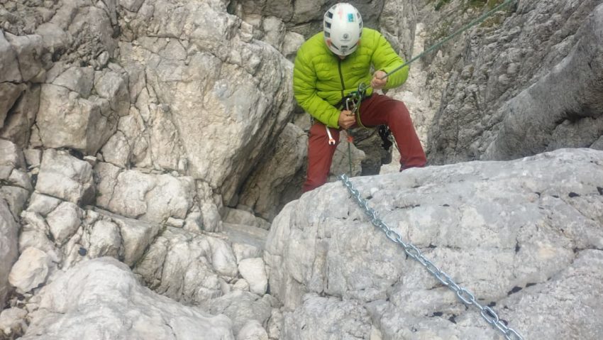 Lanț neautorizat montat în Piatra Craiului, îndepărtat de alpiniști Lanț neautorizat montat în Piatra Craiului, îndepărtat de alpiniști