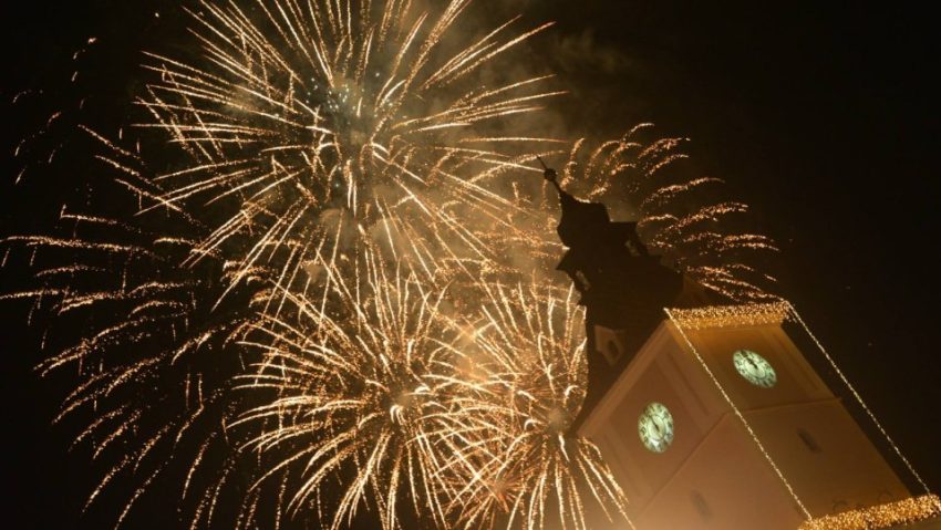 BRAȘOV: Revelion fără artificii, în Piața Sfatului BRAȘOV: Revelion fără artificii, în Piața Sfatului