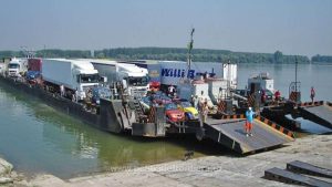 Traversarea Dunării cu bacul, la Bechet, temporar suspendată Traversarea Dunării cu bacul, la Bechet, temporar suspendată
