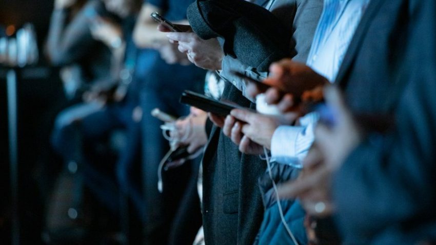 Consecințele rețelelor sociale asupra sănătății mintale, explicate de președintele IRES: „A crescut sentimentul de singurătate şi izolare” Consecințele rețelelor sociale asupra sănătății mintale, explicate de președintele IRES: „A crescut sentimentul de singurătate şi izolare”