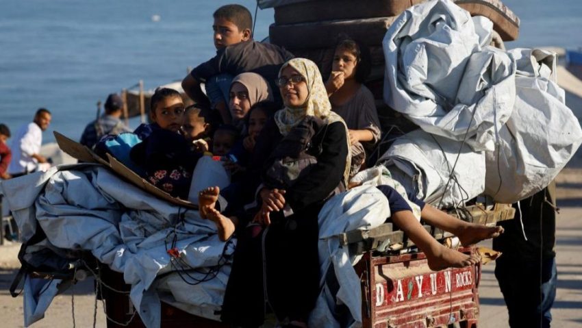 Mii de palestinieni se întorc printre ruinele din nordului Fâșiei Gaza Mii de palestinieni se întorc printre ruinele din nordului Fâșiei Gaza