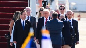 Înainte de a ajunge la summitul pentru pace din Egipt, Donald Trump face o escală în Israel