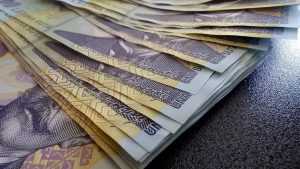 Salariul mediu net a scăzut la 5.387 lei, în august