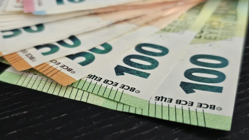 Ministerul Finanțelor: România a atras 4 miliarde de euro prin cea mai de succes emisiune de euroobligațiuni din acest an Ministerul Finanțelor: România a atras 4 miliarde de euro prin cea mai de succes emisiune de euroobligațiuni din acest an