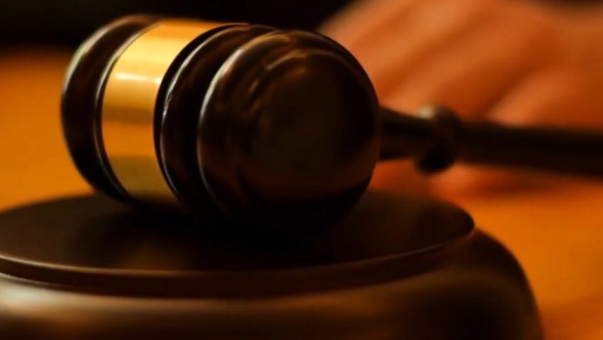 Adolescent din Arad, trimis în judecată pentru un pumn care a ucis un băiat Adolescent din Arad, trimis în judecată pentru un pumn care a ucis un băiat