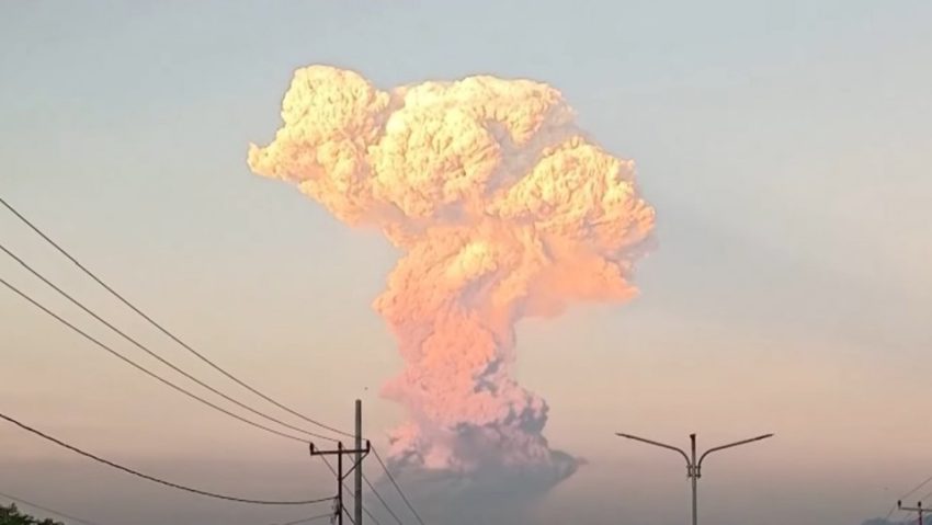 INDONEZIA: Evacuări după o nouă erupție a vulcanului Lewotobi Laki-Laki INDONEZIA: Evacuări după o nouă erupție a vulcanului Lewotobi Laki-Laki