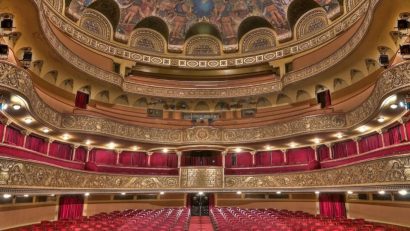 Clădirea Operei Naționale din Timișoara, iluminată în roz și bleu pentru a marca Ziua Internațională a Părinților de Îngeri